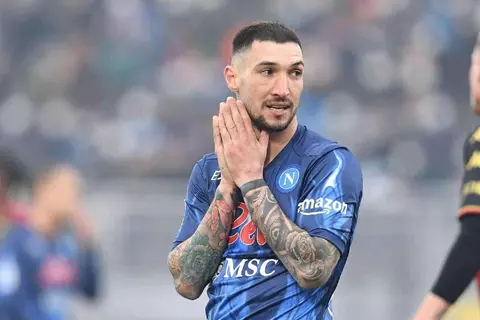 رسميا.. نابولي يجدد عقد بوليتانو